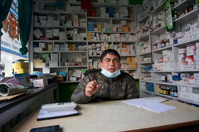 Hari Dutta Subedi er apoteker, og han udgør det primære sundhedstilbud for småbønderne i Pitaunji, og andre omkringliggende landsbyer. Patienterne fra Pitaunji kommer ofte med sviende øjne, fortæller han.