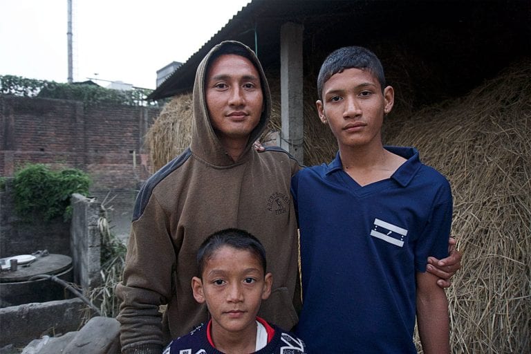 Sagar Kadariya (33) er en af de nærmeste naboer til Gorkha Brewery, Carlsbergs bryggeri i Nepal. Han er bekymret for, hvad soden fra bryggeriet gør ved hans to sønner, og hans dyr. “Der er sod overalt, på blomkålen, og i græsset vi giver til køerne". Soden giver også familien øjenproblemer, fortæller han. “Nogen gange får vi soden i øjnene, det svier og brænder, og jeg har været nød til at tage min sønner med til øjenhospitalet”
