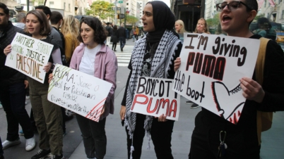 Demonstranterne foran PUMAs butik p&aring; Manhattan er imod den tyske sportst&oslash;jgigant p&aring; grund af sponsorering af det israelske fodboldforbund. Foto: Joe Catron/Flickr