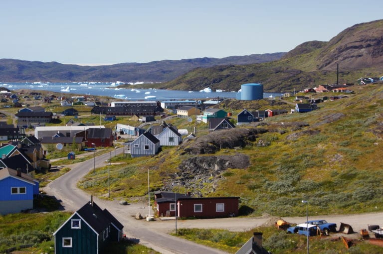 Byen Narsaq har omkring 1400 indbyggere. Bag byen ligger Kvanefjeld. Foto: Flickr.