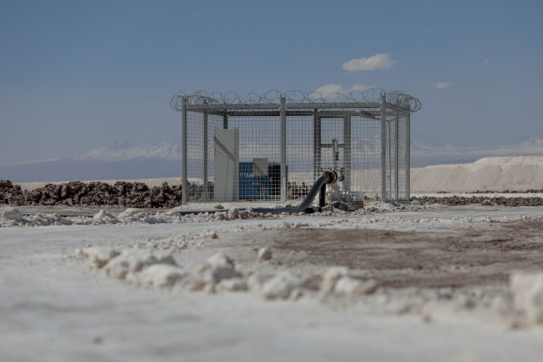 Pumpe, der suger saltlage op fra Atacamas undergrund. SQM og Albemarle har tilsammen licens til at pumpe omkring 2000 liter saltvand op i sekundet.