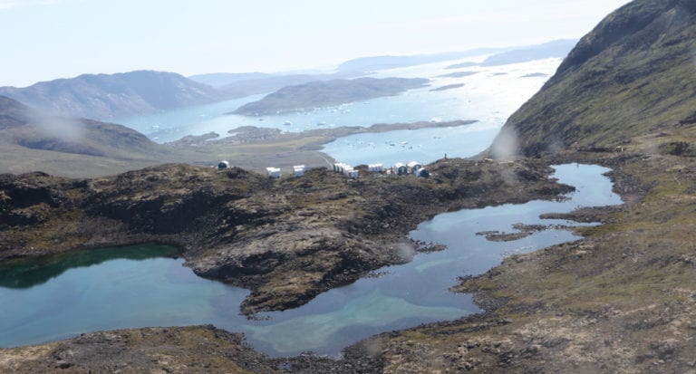 Søen Taseq på toppen af fjeldet skal være affaldsdepot for minedriften på Kvanfjeld. Efter 37 år vil søen indeholde 100 millioner ton radioaktivt affald og være stærkt fluorforurenet. Foto: Greenland Minerals.