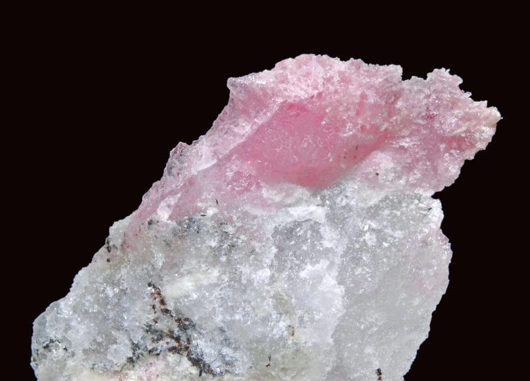 Det lyserøde mineral villumite er et af de mange mineraler, der findes i Kvanefjeldet. Det er letopløseligt i vand og har et meget højt indhold af fluor. Foto: Parent Géry