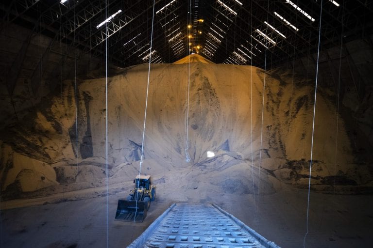 Til haller som den her, der har en kapacitet på 300.000 tons soja eller knap en femtedel af hele Danmarks årlige import.