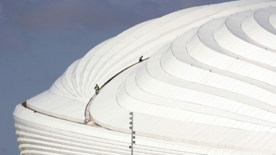 Arbejdere p&aring; toppen af Al Janoub stadion under en pressevisning i Doha, Qatar, den 16. December 2019. Al Janoub stadion er blandt de otte stadions, hvor FIFA World Cup i fodbold skal spilles i 2022. EPA/ALI HAIDER
