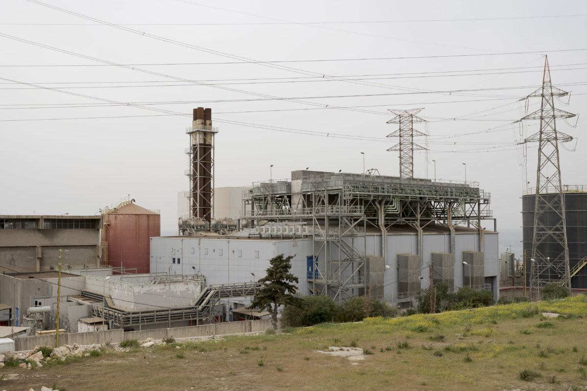In Jiyeh, residents are complaining over the polluting smoke coming from the Danish-built power plant. The power plant runs on heavy fuel oil that experts describe as one of the worst fuels in the world. Mainly because the combustion of heavy fuel oil emits huge amounts of CO2, nitrogen oxides, soot and sulfur dioxide. All harmful gasses that affect the climate and can cause a number of diseases.