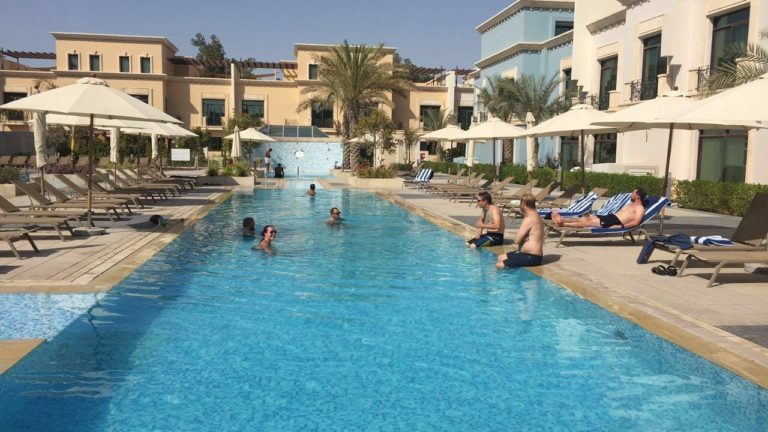 Foto fra en Facebook-konto, hvor man kan se Systematics ansatte slappe af ved swimmingpoolen i Abu Dhabi. Foto: Screendump fra Facebook
