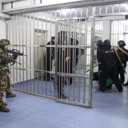 Billederne her stammer fra en lækage af dokumenter om lejrene i Xinjiang. De viser - ifølge forskere -
sandsynligvis sikkerhedsøvelser inde i lejrene. Foto: Xinjiang Police Files