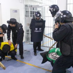 Billederne her stammer fra en lækage af dokumenter om lejrene i Xinjiang. De viser - ifølge forskere -
sandsynligvis sikkerhedsøvelser inde i lejrene. Foto: Xinjiang Police Files
