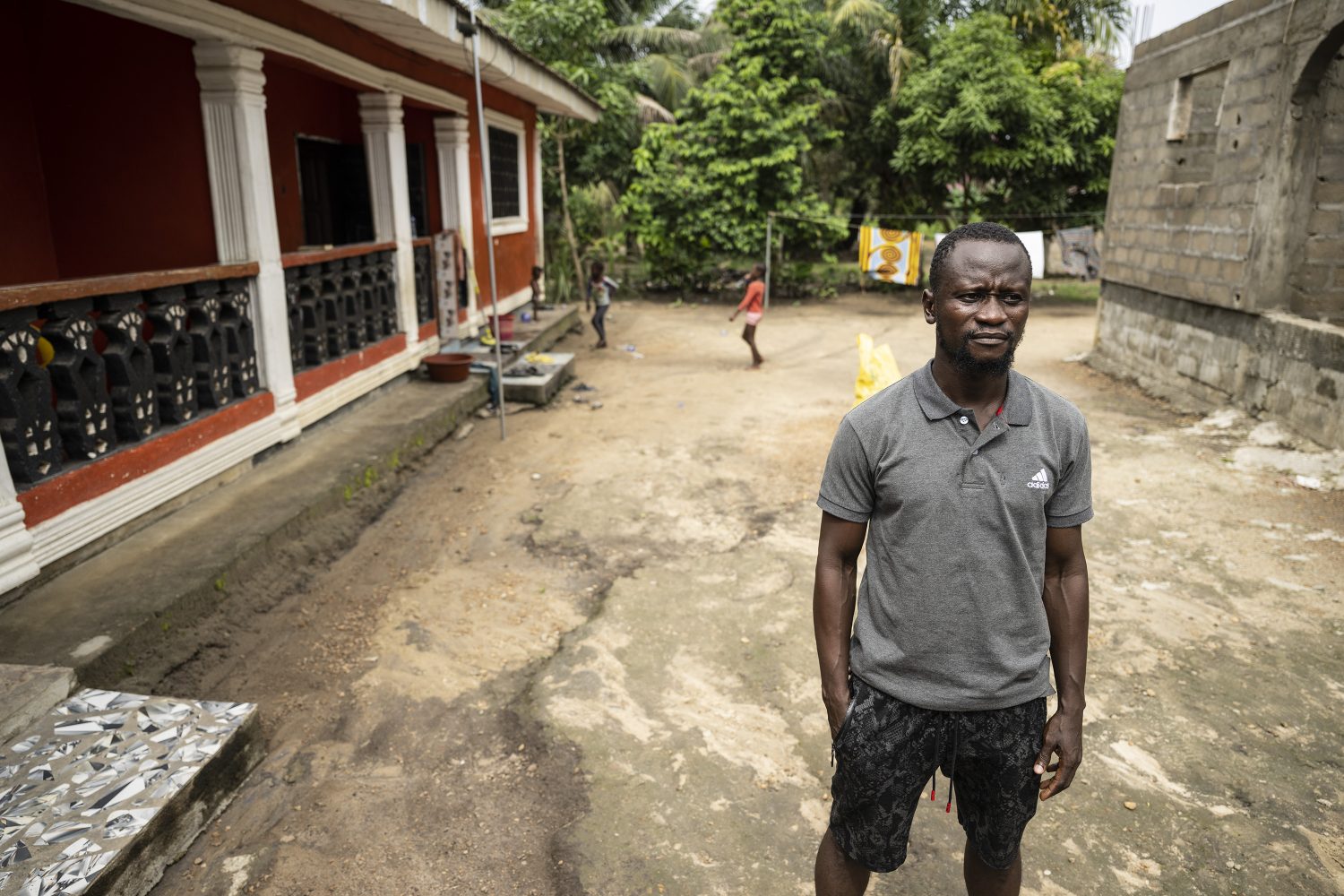 “Jeg ved, at støvet er farligt for kroppen og kan udvikle sig til alvorlige sygdomme, så jeg frygter, at det kan få alvorlige konsekvenser for min og min families fremtid”, siger Willie Gbappy.