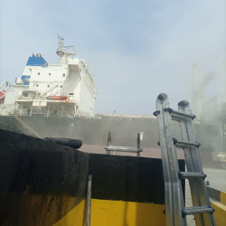 På billederne ses hvordan cementstøvet hænger i luften på havnen i Monrovia. Kilde: Anonym. Redaktionen er bekendt med kildens identitet.